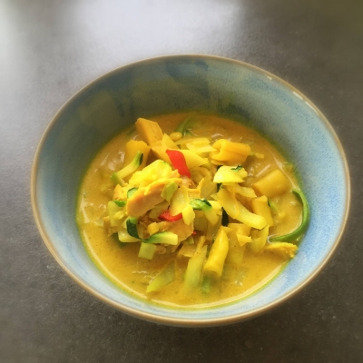 kyllingesuppe med karry, kål, kokos og lime